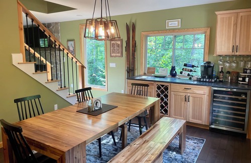 Jackson Ski Chalet | New w/3 kingbeds, AC, hot tub- 1 min to Storyland