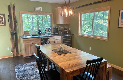 Jackson Ski Chalet | New w/3 kingbeds, AC, hot tub- 1 min to Storyland