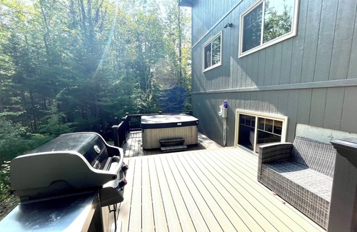 Jackson Ski Chalet | New w/3 kingbeds, AC, hot tub- 1 min to Storyland