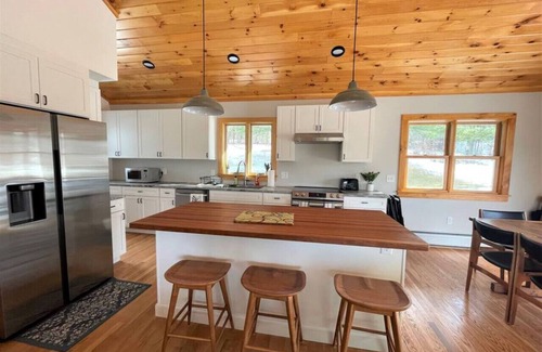 Wilmington House | New-Walk to Wilmington, Min from MT Snow. Hot Tub!