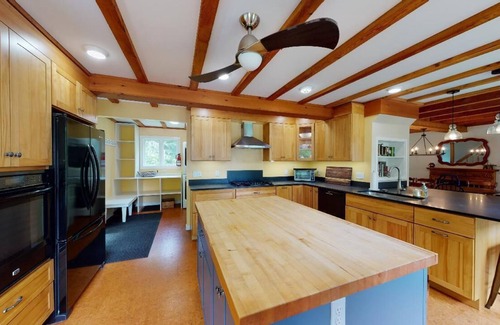 Waitsfield House | NEW! Warm, Cheery and Bright Post & Beam. Secluded Location, Close to Ski Hill and Village Center