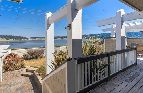 Oak Harbor House | New! Watch Canada, Ships, Whales, and Eagles from Hot Tub, Sofa, or Kitchen