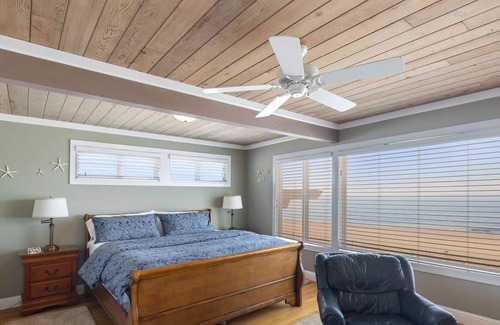 Oak Harbor House | New! Watch Canada, Ships, Whales, and Eagles from Hot Tub, Sofa, or Kitchen