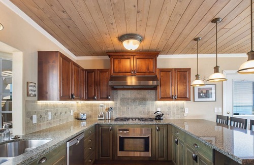 Oak Harbor House | New! Watch Canada, Ships, Whales, and Eagles from Hot Tub, Sofa, or Kitchen