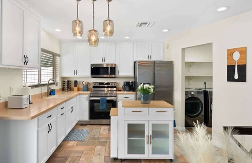 Glendale House | *NEW* Western Desert Pool Oasis! Fire Pit & Grill!