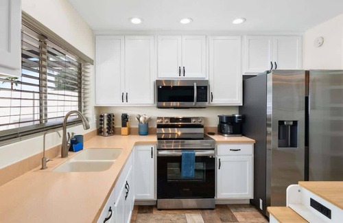 Glendale House | *NEW* Western Desert Pool Oasis! Fire Pit & Grill!