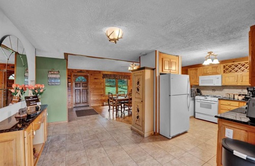 Long Pond House | NEW- Wild Fox Retreat: Lake Front, Hot Tub, Sauna, Game Room