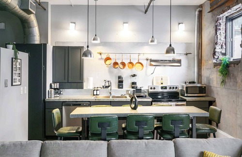Central City Apartment | New York Style Flat| Covered Parking| Sleeps 8| DT