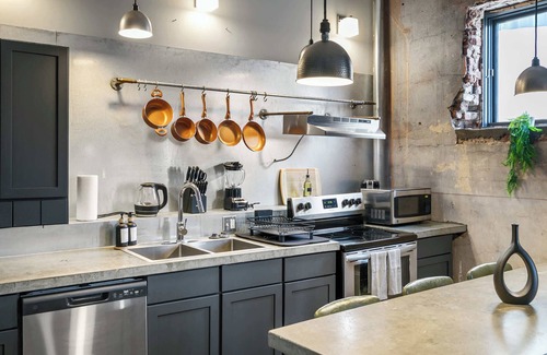 Central City Apartment | New York Style Flat| Covered Parking| Sleeps 8| DT