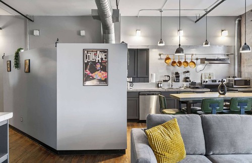 Central City Apartment | New York Style Flat| Covered Parking| Sleeps 8| DT