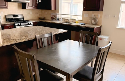 Newark Condo | Newark Escape-Clean, Quiet & Fully Equipped Free WiFi, AC & Easy Parking