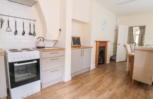 Hornsea Cottage | NEWBEGIN COTTAGE, pet friendly, with a garden in Hornsea