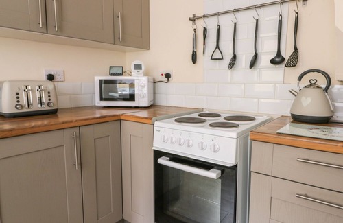 Hornsea Cottage | NEWBEGIN COTTAGE, pet friendly, with a garden in Hornsea