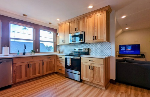 Newberg Apartment | Newberg Wine Country Suites: Noir Room