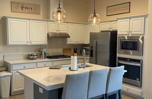 Clovis House | Newer, Modern 3BR Home w/Amazing Pool, & Backyard Retreat/Central AC and Heat