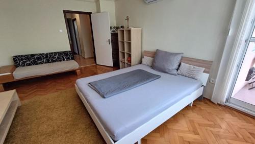 Sarvar Apartment | NewIsland Family Apartman