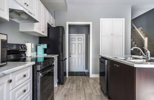 The Blue Mountains House | Newly built Village 3 Bedroom/Shuttle Bus