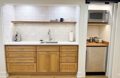 Ashland Apartment | Newly built charming apartment next to Japanese gardens, trails and Lithia Park!