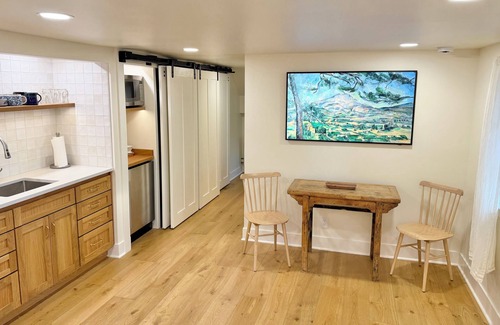 Ashland Apartment | Newly built charming apartment next to Japanese gardens, trails and Lithia Park!