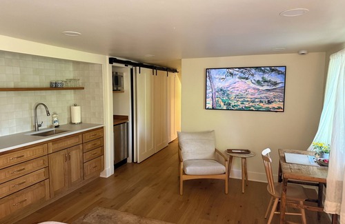 Ashland Apartment | Newly built charming apartment next to Japanese gardens, trails and Lithia Park!