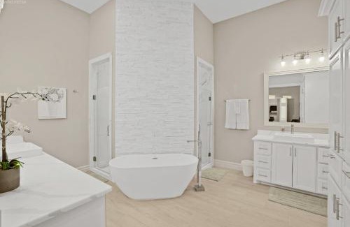 Calallen House | Newly Built Stylish Retreat with Designer Kitchen - Near Park & Beach