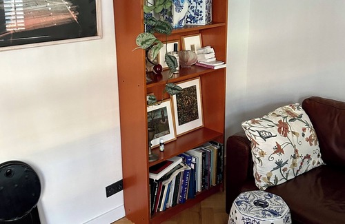 Westindische buurt Apartment | Newly completely renovated period apartment. Paintings, quiet, eclectic, artsy.