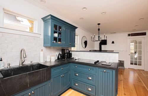Ludlow House | Newly Designed by HOMME Girls! Okemo, Hot Tub, Mtn View, Ski Shuttle