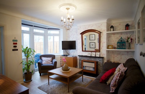 Welsh Harp Apartment | Newly Refurbished Beautiful Spacious Garden Apartment Near Wembley
