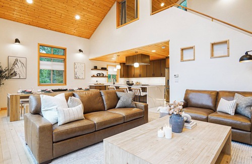 Glacier House | Newly Remodeled 2BR Nestled in The Foothills Mt.Baker