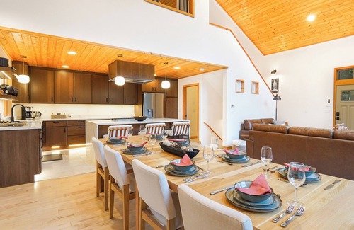 Glacier House | Newly Remodeled 2BR Nestled in The Foothills Mt.Baker
