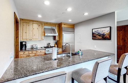 Ketchum Condo | Newly Remodeled, 2nd-Floor Condo w/Free WiFi, Golf & Ski Views, & Wood Fireplace