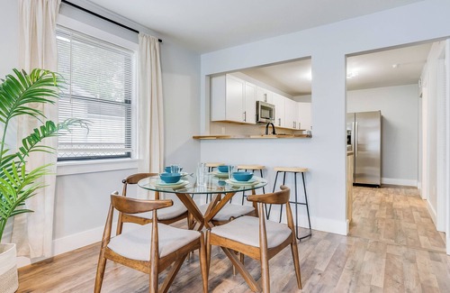 Savannah House | NEWLY Remodeled and Furnished 3 Bedroom Bungalow in Quiet Savannah Gardens