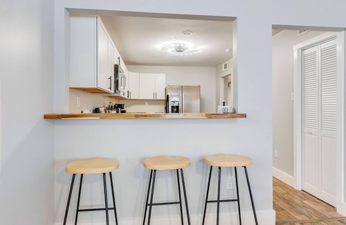 Savannah House | NEWLY Remodeled and Furnished 3 Bedroom Bungalow in Quiet Savannah Gardens