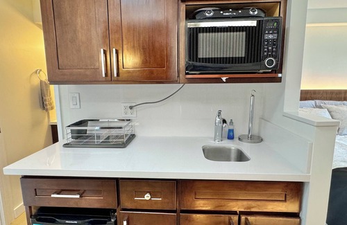 Waikiki Condo | Newly remodeled fully furnished Waikiki studio unit with views!