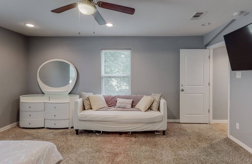 Dallas House | Newly remodeled home 15 mins from downtown & bishop arts