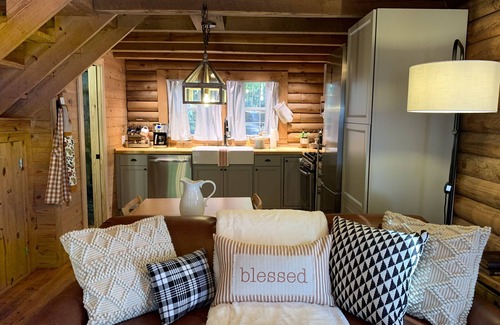 Mentone Cabin | Newly remodeled log cabin near DeSoto State Park & Mentone