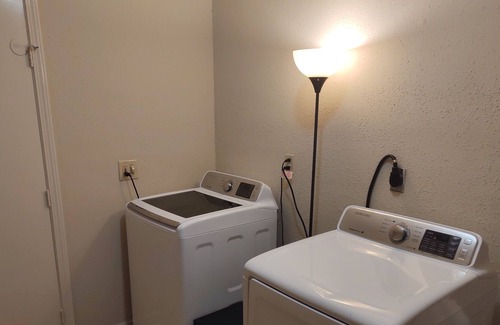 Tall Timbers - Brechtel House | Newly Remodeled Luxurious N Spacious Home. 4BR+2BA/2Kings+3Queens/ Clean+Comfy!!