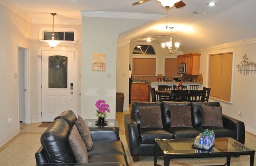 Tall Timbers - Brechtel House | Newly Remodeled Luxurious N Spacious Home. 4BR+2BA/2Kings+3Queens/ Clean+Comfy!!