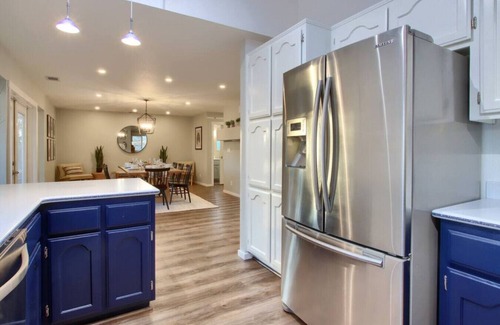 Mariposa House | Newly Remodeled Modern Farmhouse, 3+ Private Acres, Hot Tub, Game Room and More!