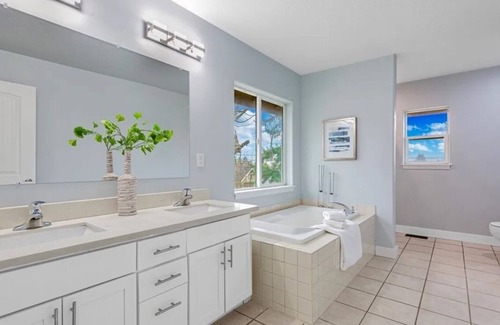 Hilltop House | Newly remodeled, safe and peaceful, only 5 minutes to UW Tacoma or I-5 Exit 132B