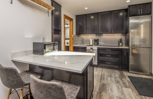 Big Sky Condo | Newly remodeled studio w/gorgeous mountain views near Big Sky Resort - Hill Condo Lookout