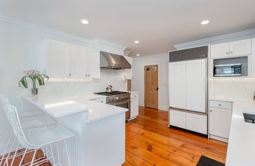 Nantucket Town House | Newly Remodeled, Stylish Decor, 5 minute walk to Town, 5BR/5.5BA