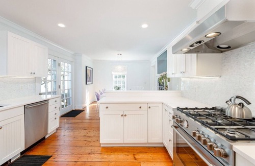 Nantucket Town House | Newly Remodeled, Stylish Decor, 5 minute walk to Town, 5BR/5.5BA