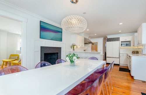 Nantucket Town House | Newly Remodeled, Stylish Decor, 5 minute walk to Town, 5BR/5.5BA