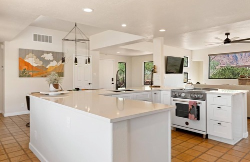 Ivins House | Newly Remolded! Stellar Mountain Views!