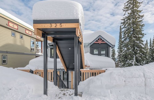 Silver Star Mountain House | Newly renovated stand-alone home - Hot Tub, Ski Storage & Steps to the Village