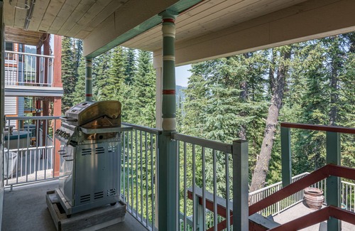 Silver Star Mountain House | Newly renovated stand-alone home - Hot Tub, Ski Storage & Steps to the Village
