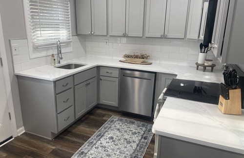 New Castle House | Newly renovated Chic & cozy 3 Bedroom Ranch house close to I-95