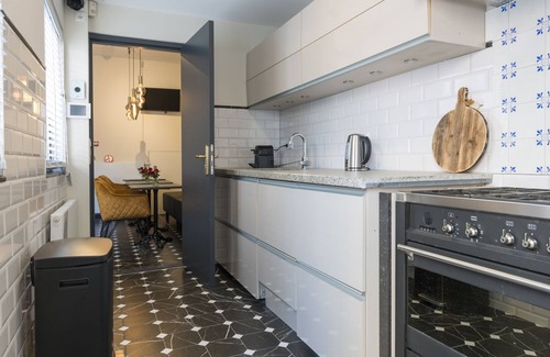 Tilburg Apartment | Newly renovated 1920 building with queen hotel bed, patio, and shared kitchen.