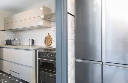 Tilburg Apartment | Newly renovated 1920 building with queen hotel bed, patio, and shared kitchen.